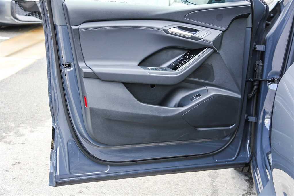 Thumbnail: 2025 Audi Q6 e-tron - 21