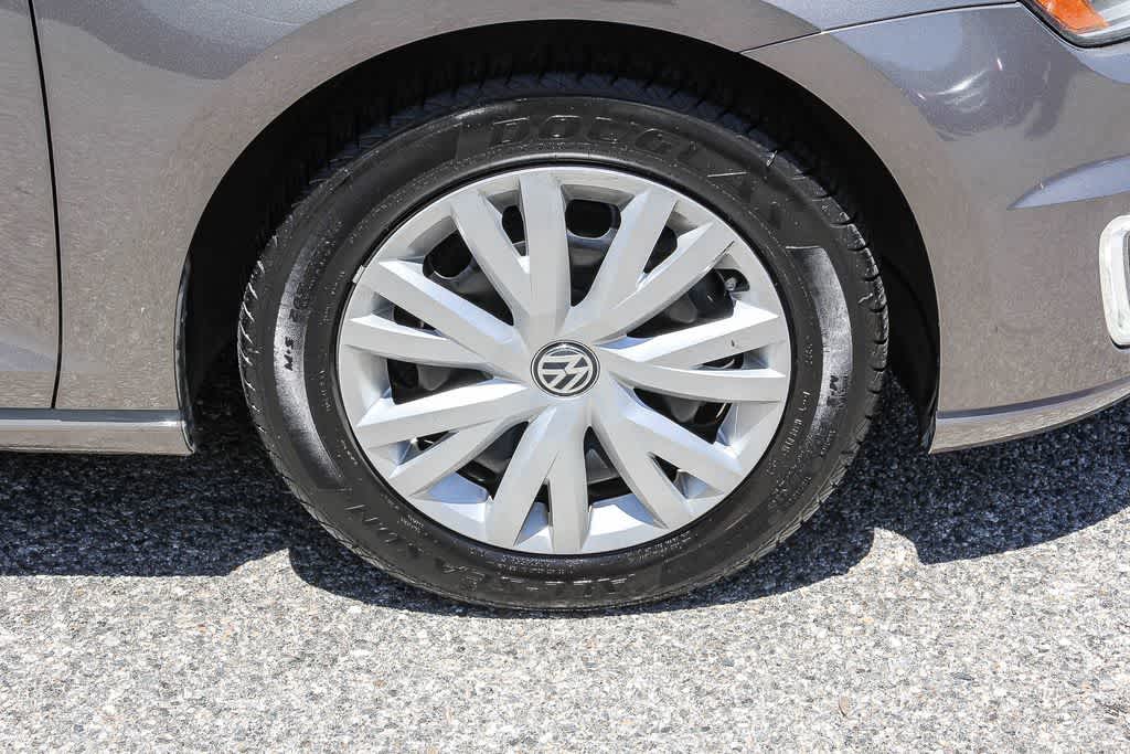 Thumbnail: 2015 Volkswagen e-Golf - 9