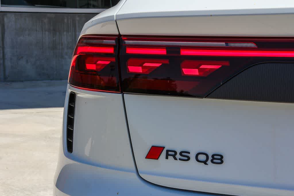 Thumbnail: 2026 Audi RS Q8 - 11