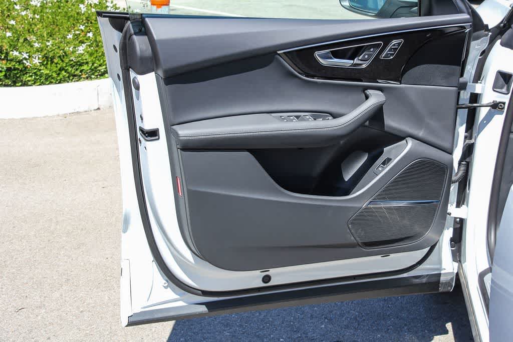 Thumbnail: 2026 Audi Q8 - 22