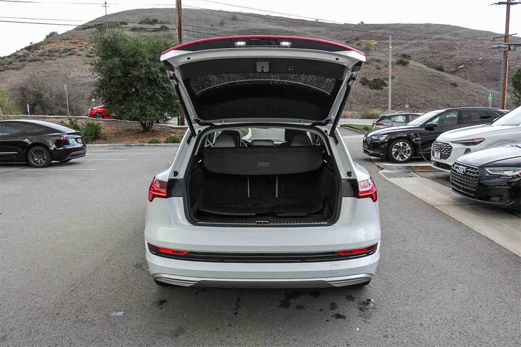 Thumbnail: 2019 Audi e-tron - 26