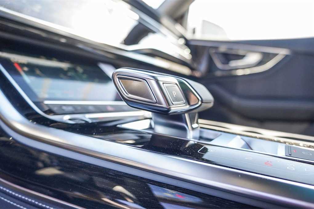 Thumbnail: 2025 Audi Q8 - 25