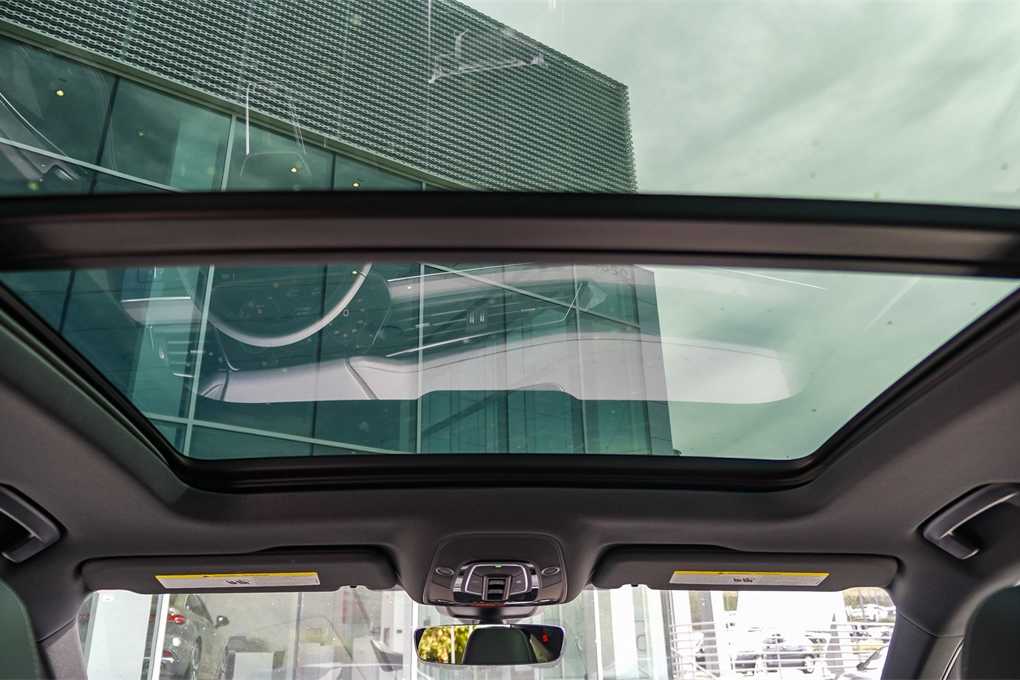 Thumbnail: 2024 Audi SQ8 e-tron - 18