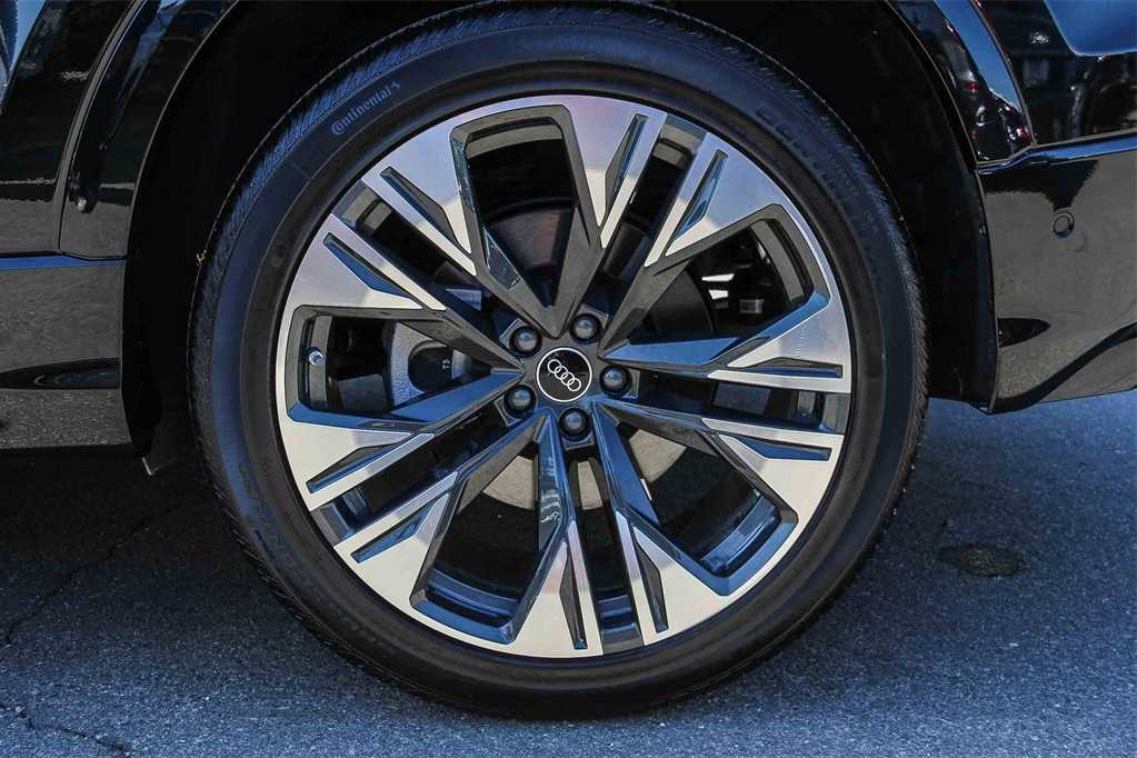 Thumbnail: 2025 Audi Q8 - 9