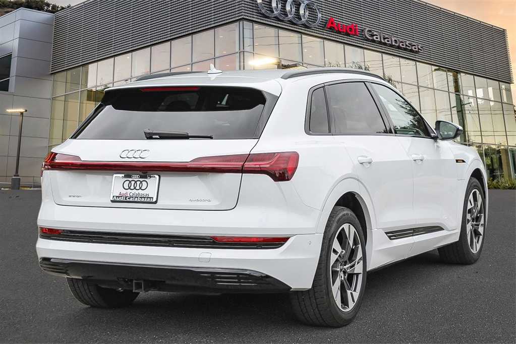 Thumbnail: 2022 Audi e-tron - 4