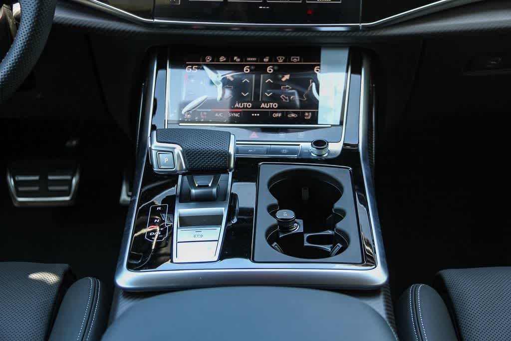 Thumbnail: 2026 Audi RS Q8 - 14
