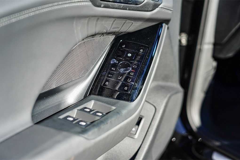 Thumbnail: 2025 Audi e-tron S - 22