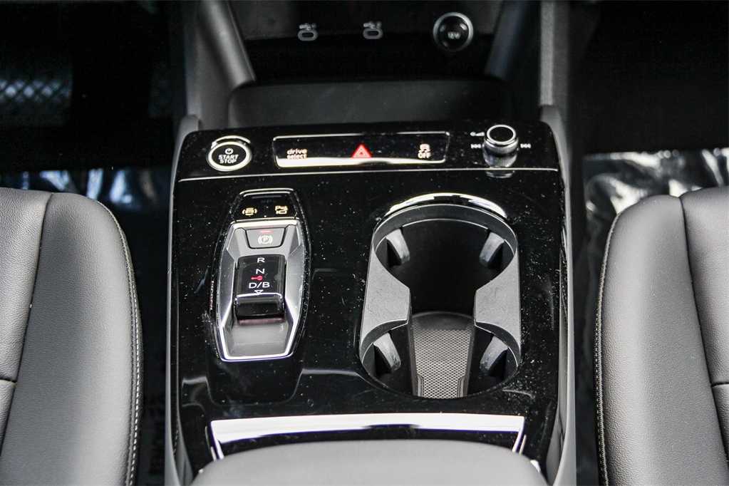 Thumbnail: 2025 Audi Q6 e-tron - 13