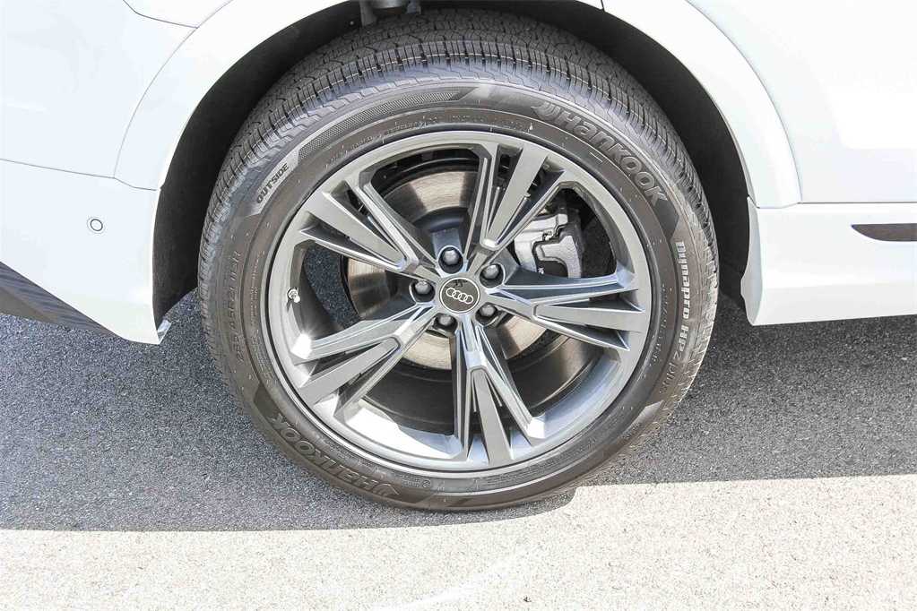 Thumbnail: 2026 Audi Q8 - 10