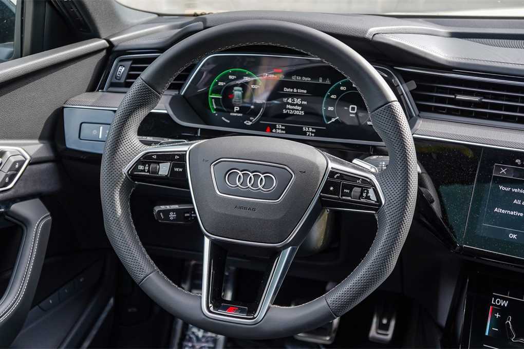 Thumbnail: 2024 Audi SQ8 e-tron - 15