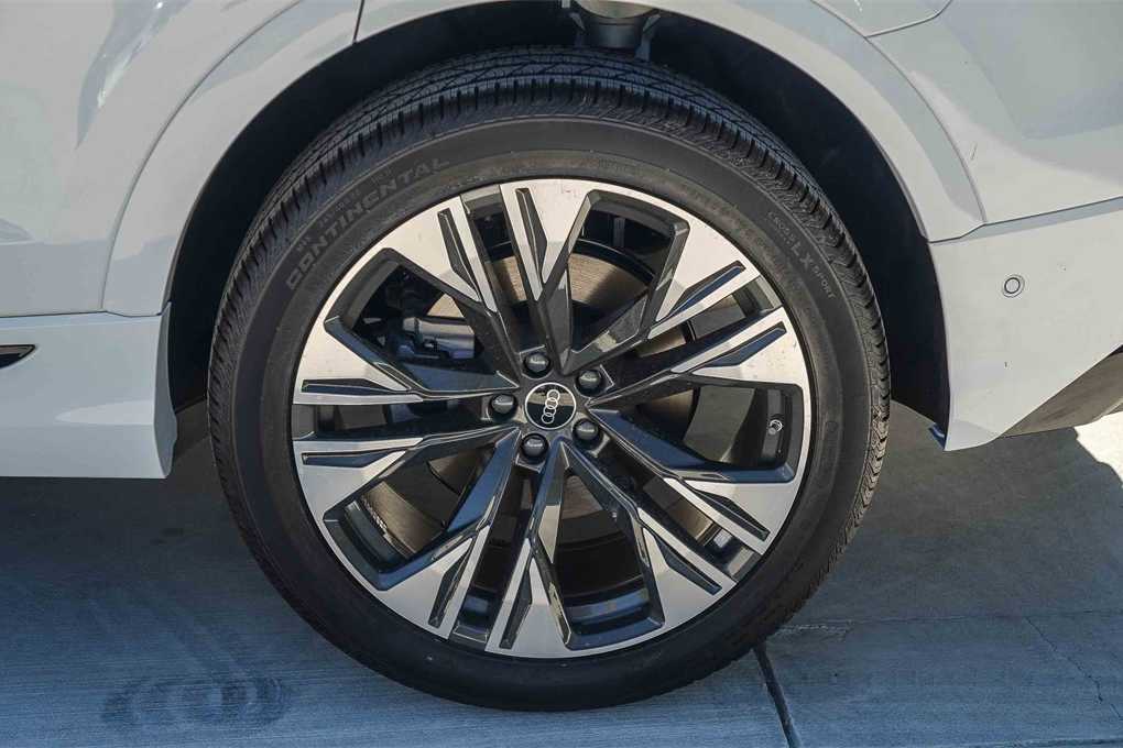 Thumbnail: 2025 Audi Q8 - 11