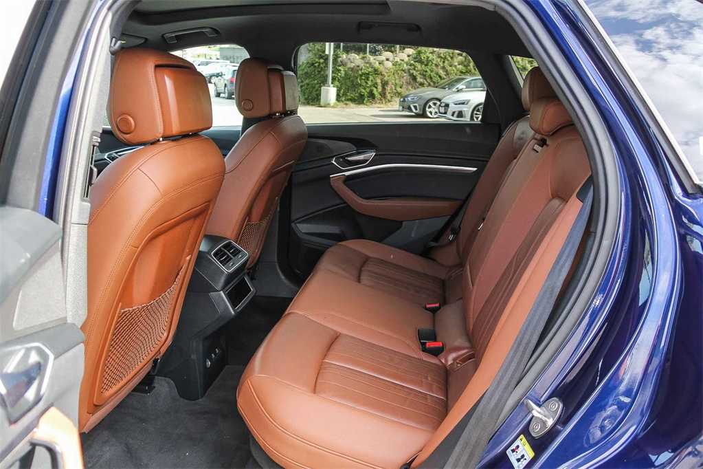 Thumbnail: 2022 Audi e-tron - 17