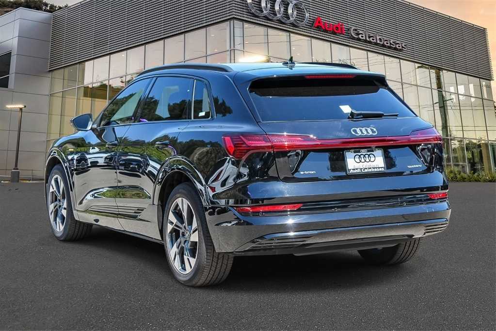 Thumbnail: 2022 Audi e-tron - 6