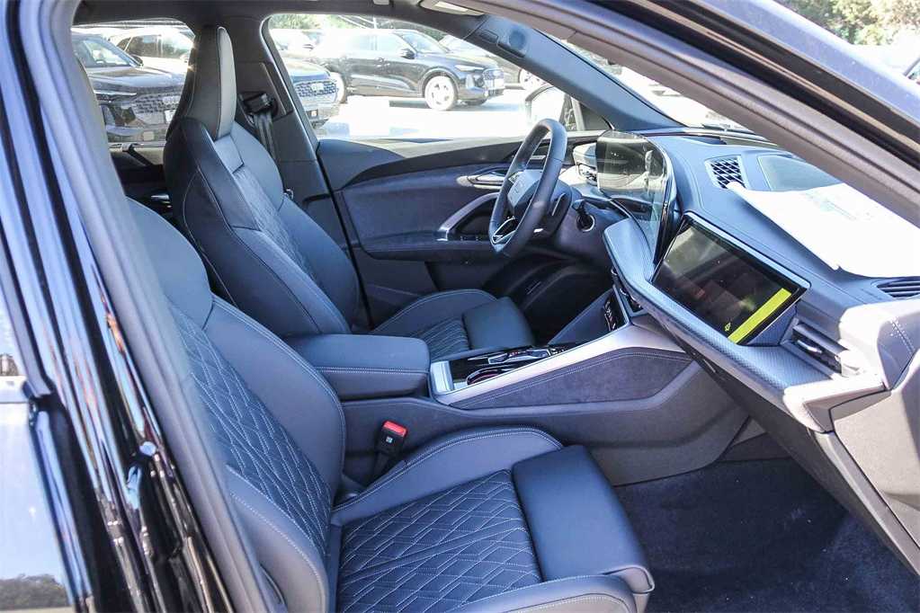 Thumbnail: 2025 Audi SQ5 - 18