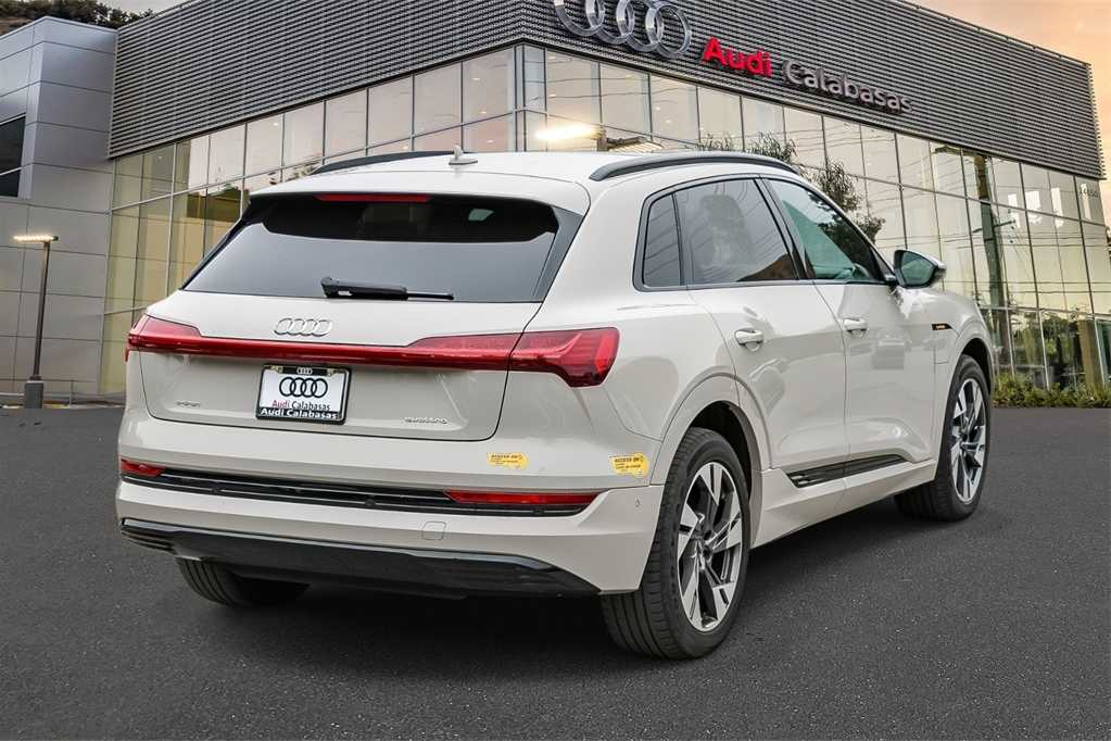 Thumbnail: 2022 Audi e-tron - 4