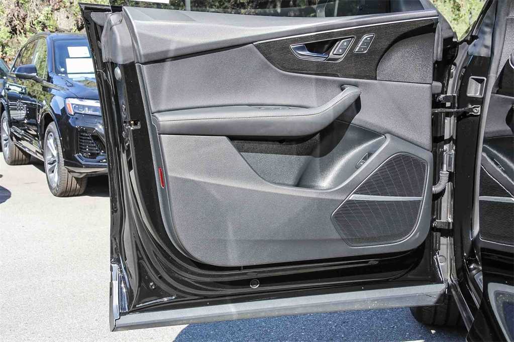 Thumbnail: 2025 Audi Q8 - 22