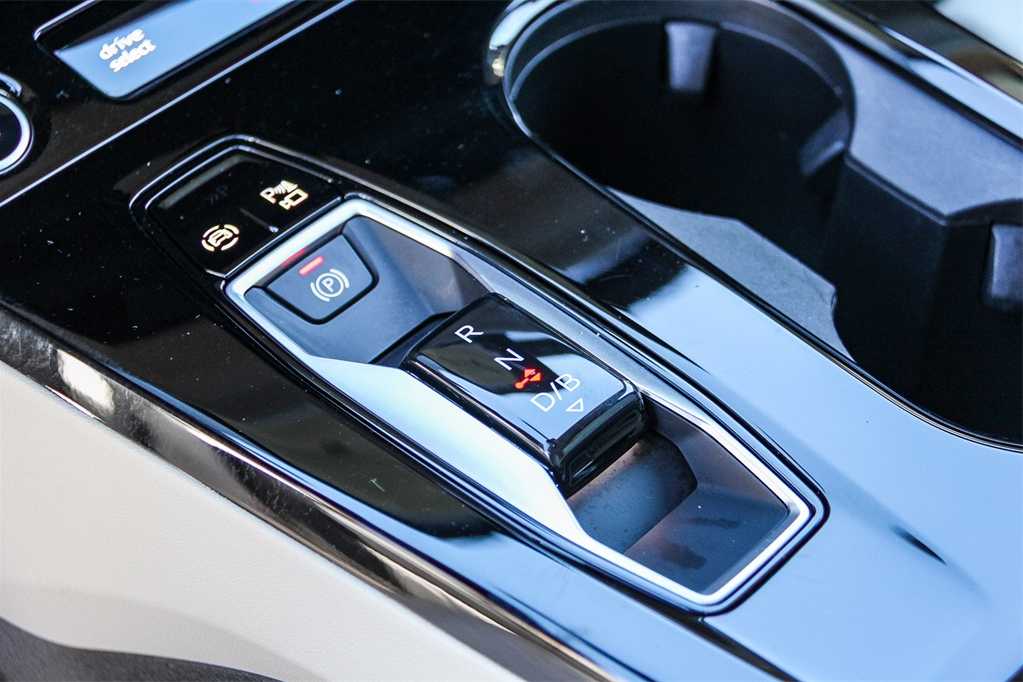 Thumbnail: 2025 Audi Q6 e-tron - 20