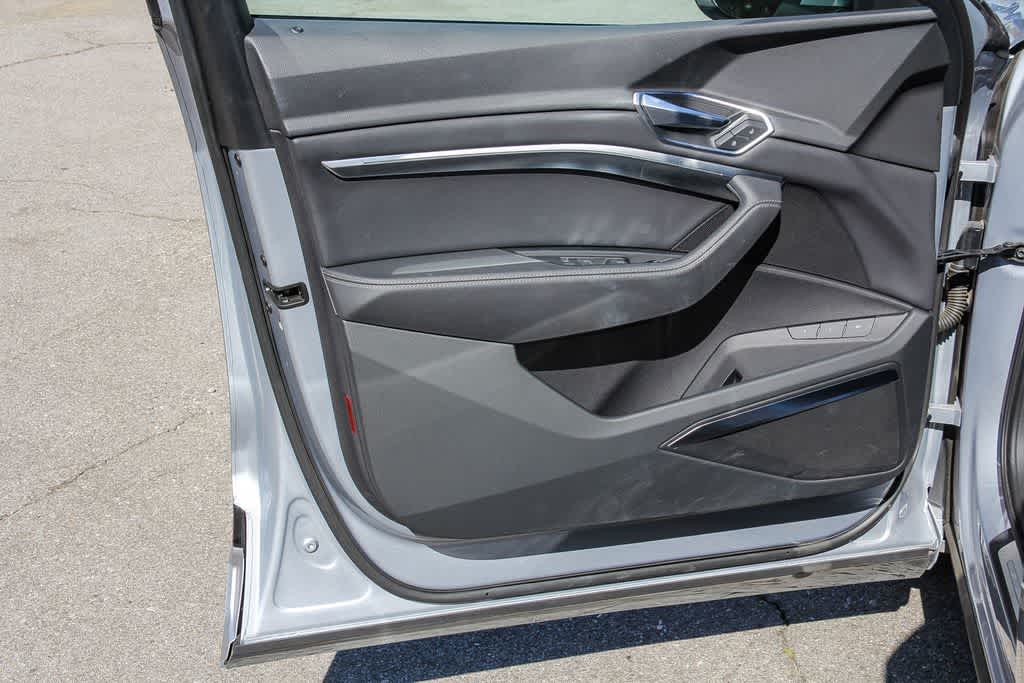 Thumbnail: 2023 Audi e-tron S - 19