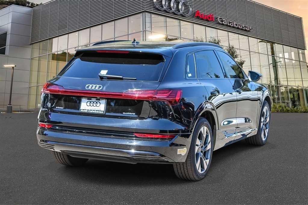 Thumbnail: 2022 Audi e-tron - 4