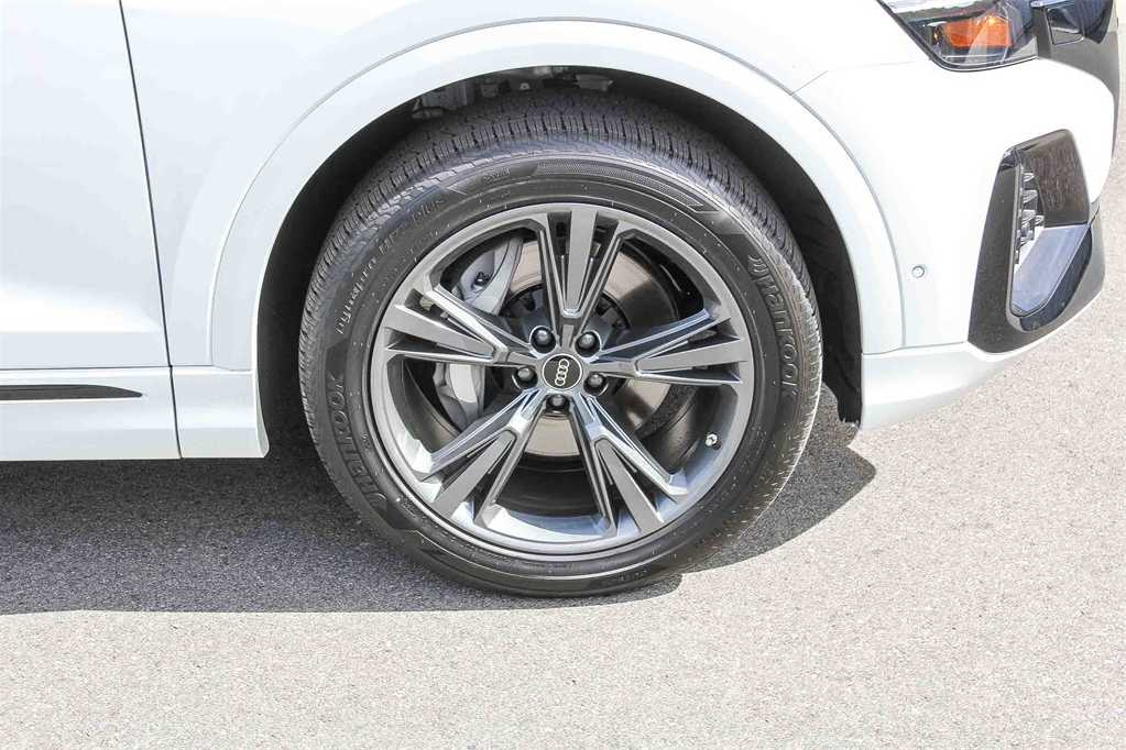 Thumbnail: 2026 Audi Q8 - 9