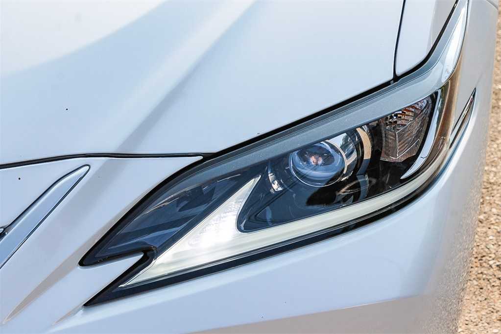 Thumbnail: 2019 Lexus ES - 8