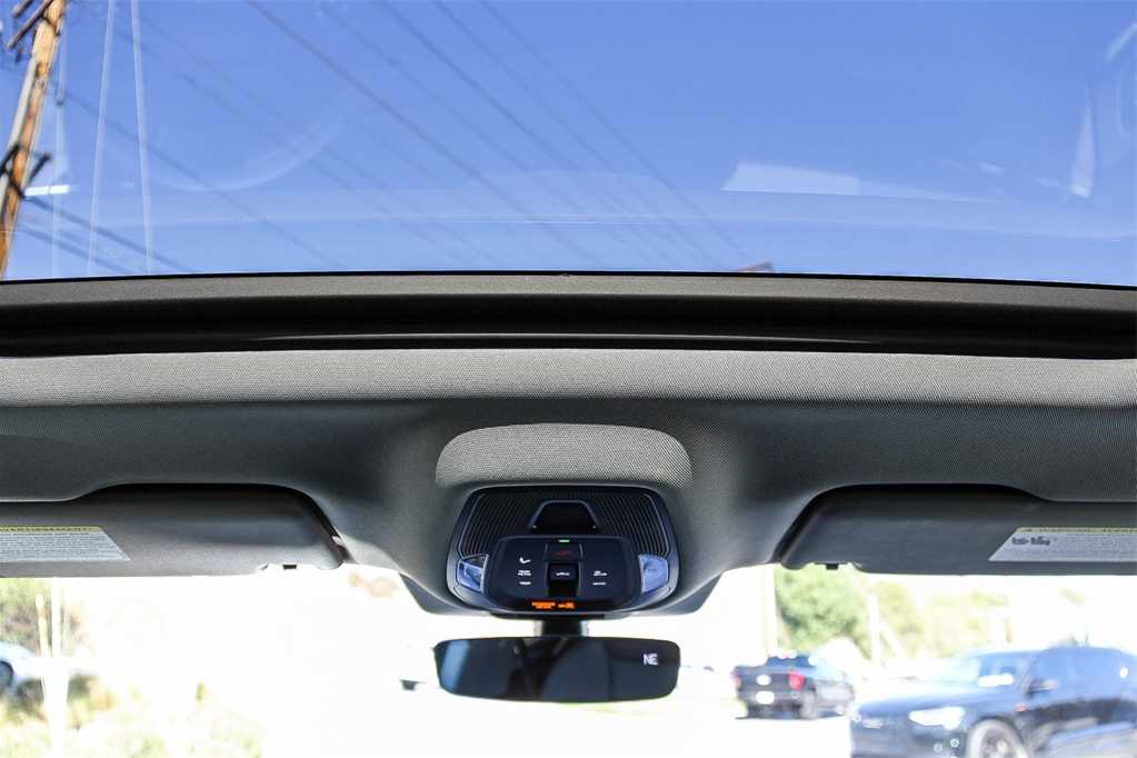 Thumbnail: 2025 Audi Q6 e-tron - 12