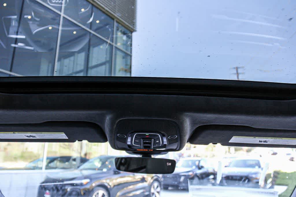 Thumbnail: 2026 Audi RS Q8 - 12