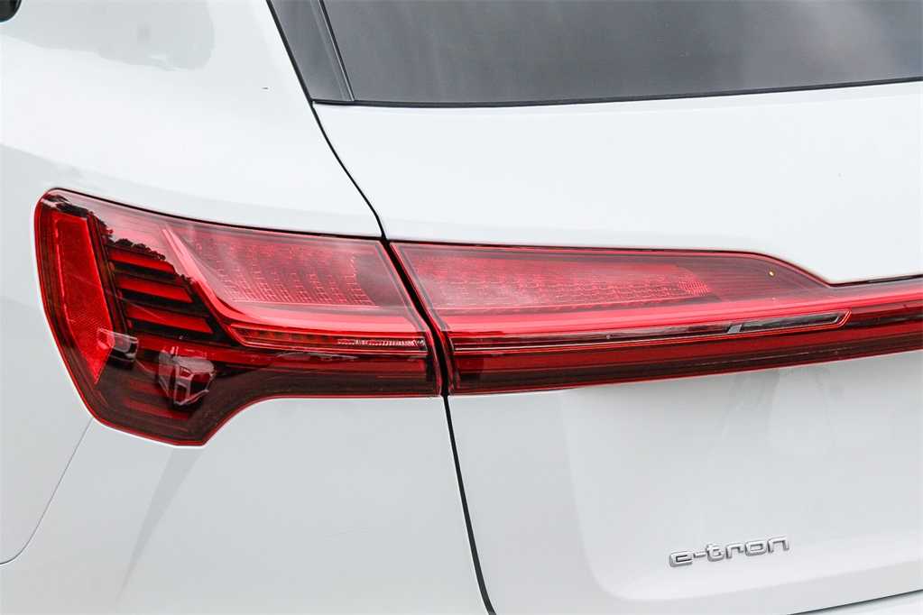 Thumbnail: 2022 Audi e-tron - 7