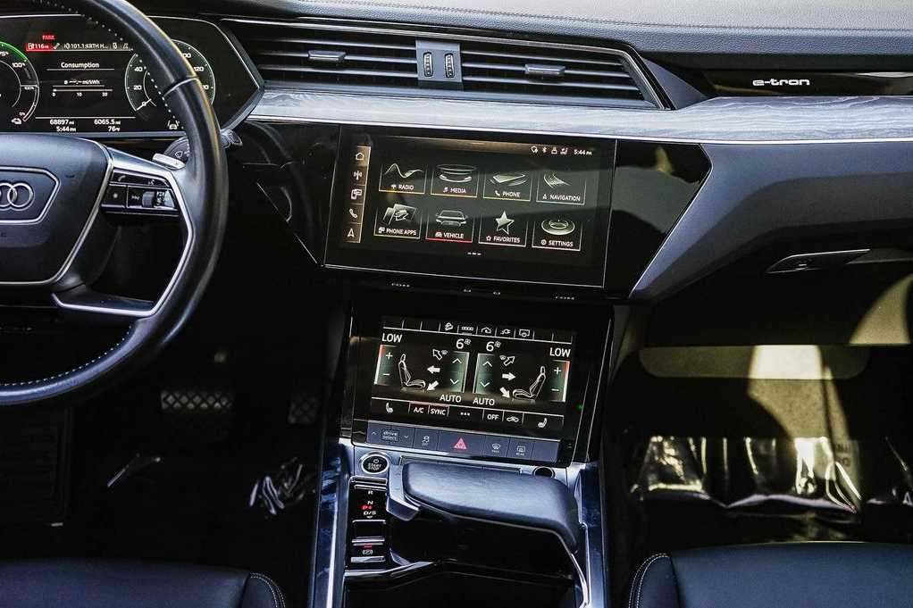 Thumbnail: 2021 Audi e-tron - 12