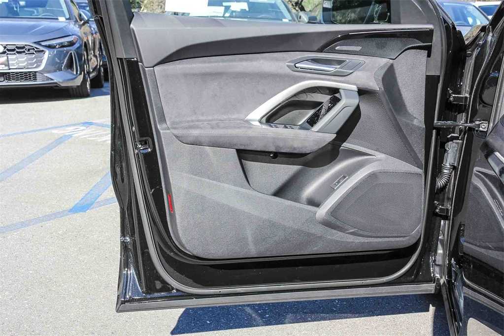 Thumbnail: 2025 Audi SQ5 - 22