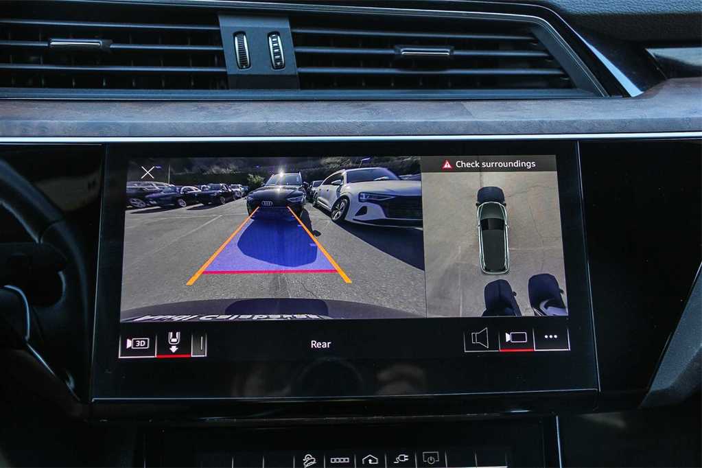 Thumbnail: 2022 Audi e-tron - 23