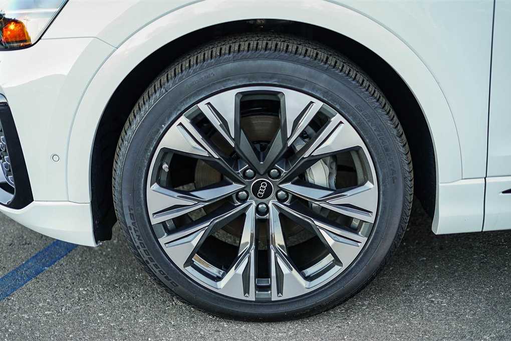 Thumbnail: 2026 Audi Q8 - 9