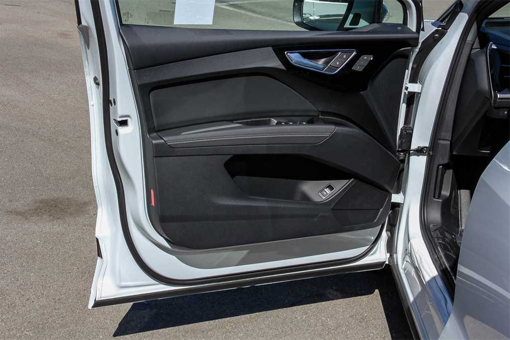 Thumbnail: 2026 Audi Q4 e-tron - 22