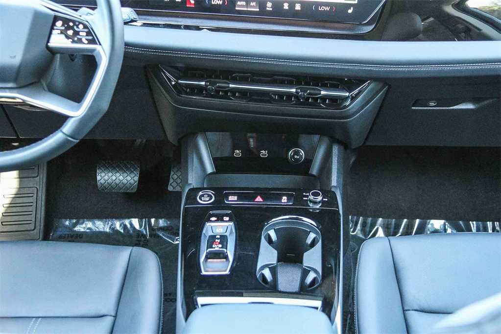 Thumbnail: 2025 Audi Q6 e-tron - 14