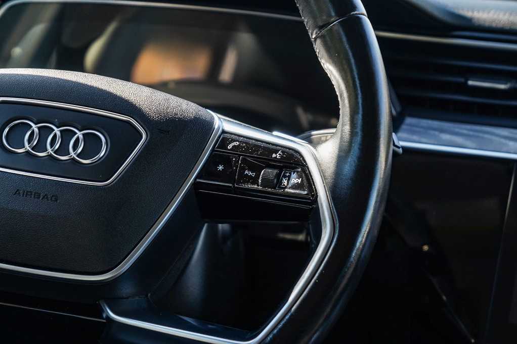 Thumbnail: 2022 Audi e-tron - 17