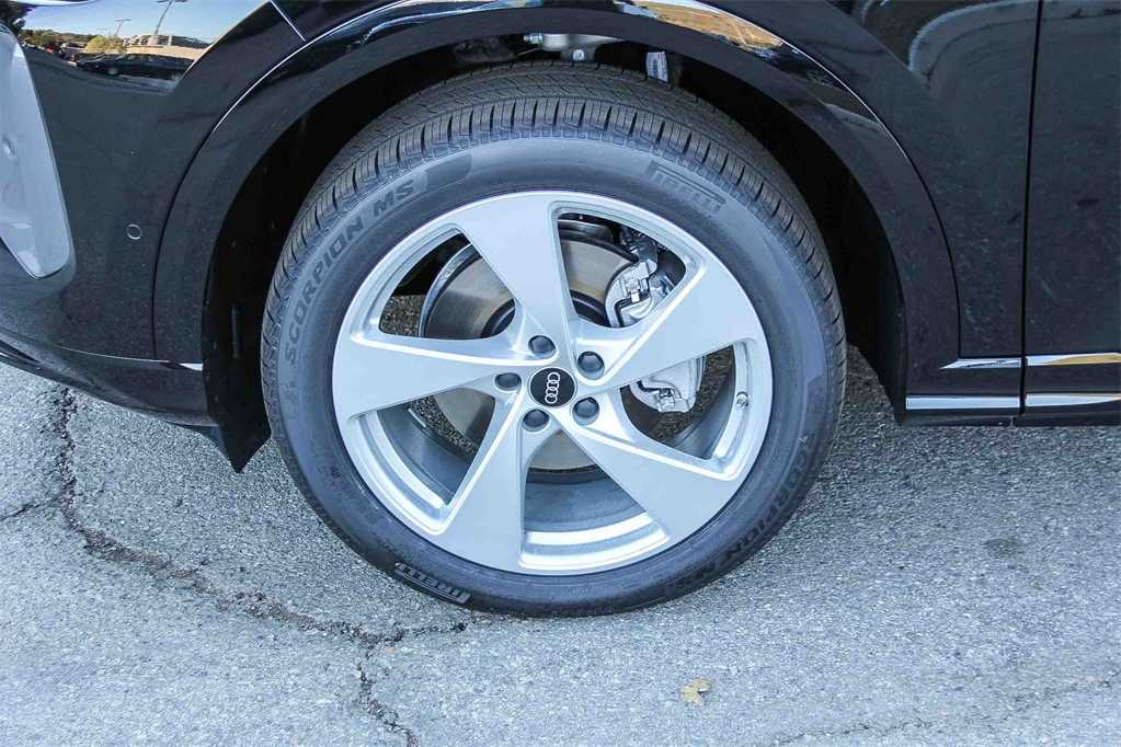 Thumbnail: 2025 Audi Q5 - 9