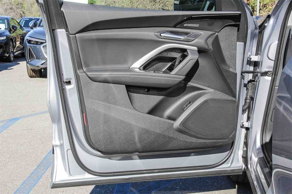 Thumbnail: 2025 Audi Q5 - 22