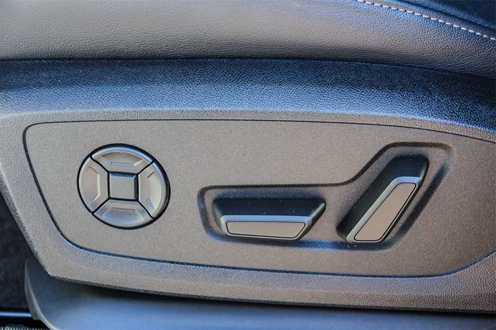 Thumbnail: 2025 Audi Q6 e-tron - 21