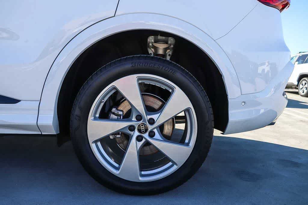 Thumbnail: 2025 Audi Q5 - 12