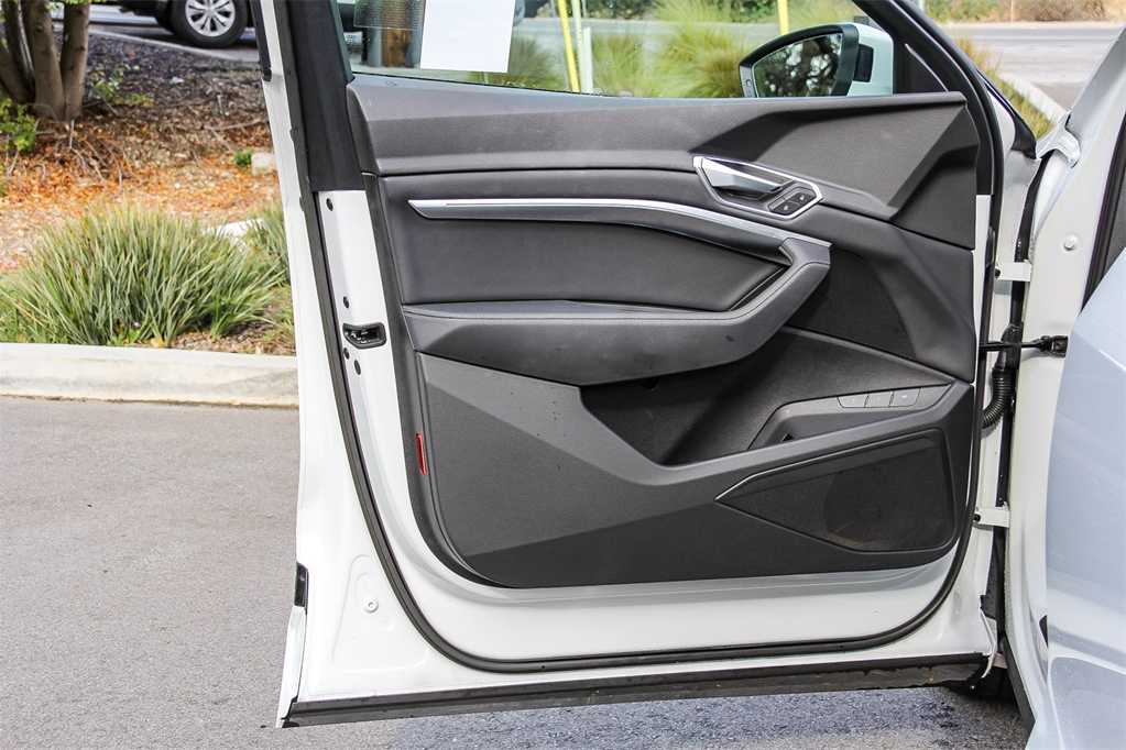 Thumbnail: 2022 Audi e-tron - 22