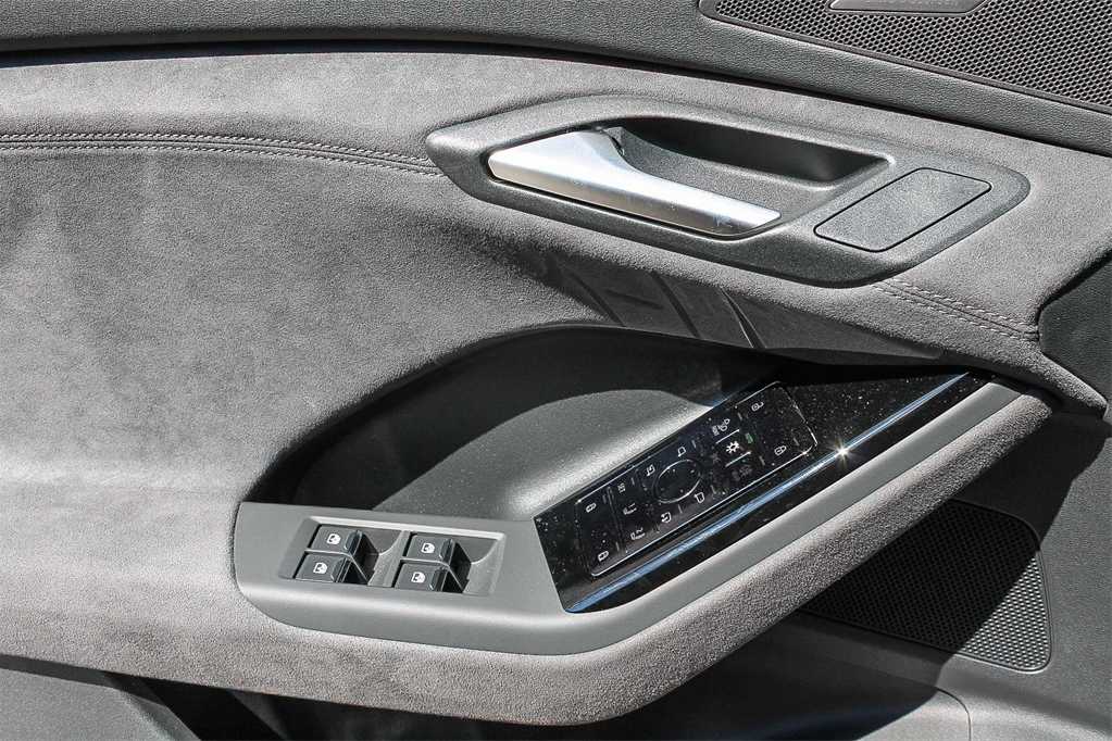 Thumbnail: 2025 Audi SQ6 e-tron - 23