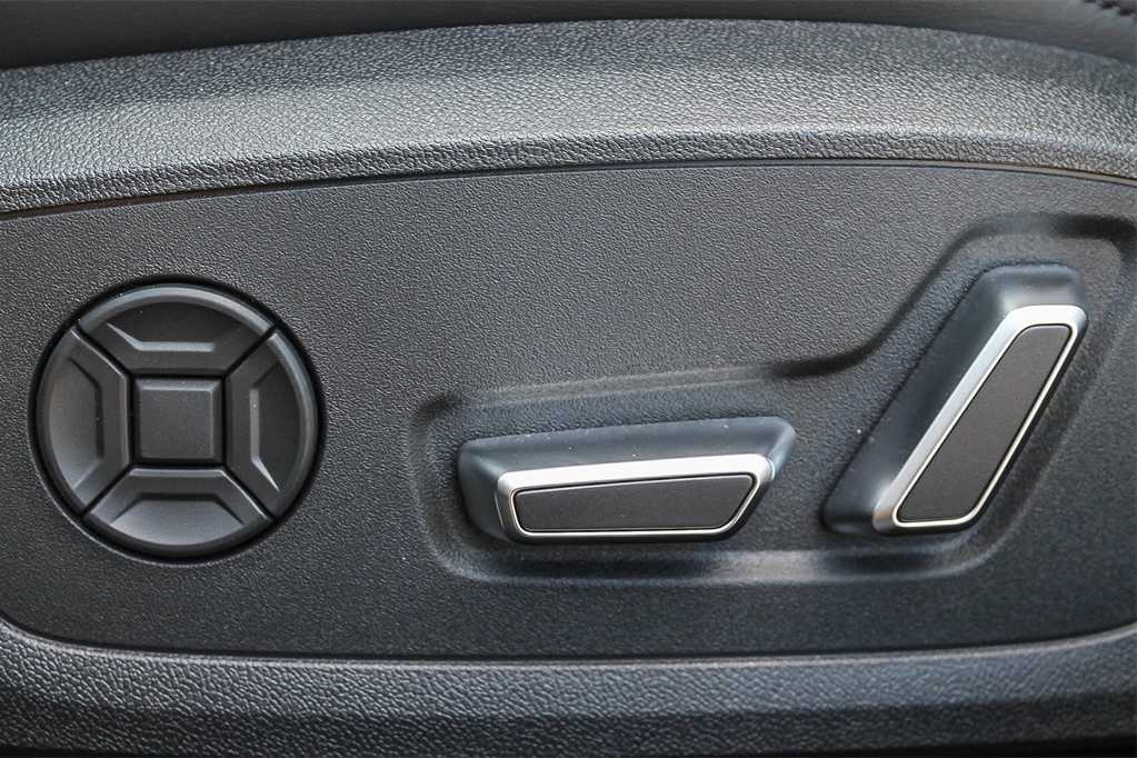 Thumbnail: 2025 Audi RS 6 - 24