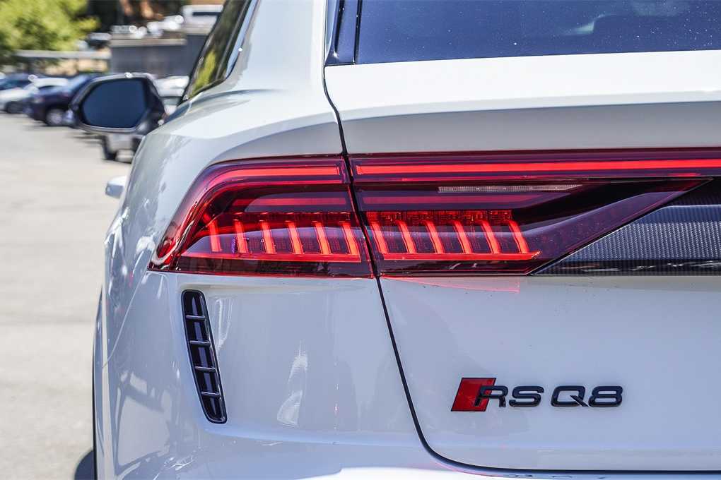 Thumbnail: 2024 Audi RS Q8 - 11