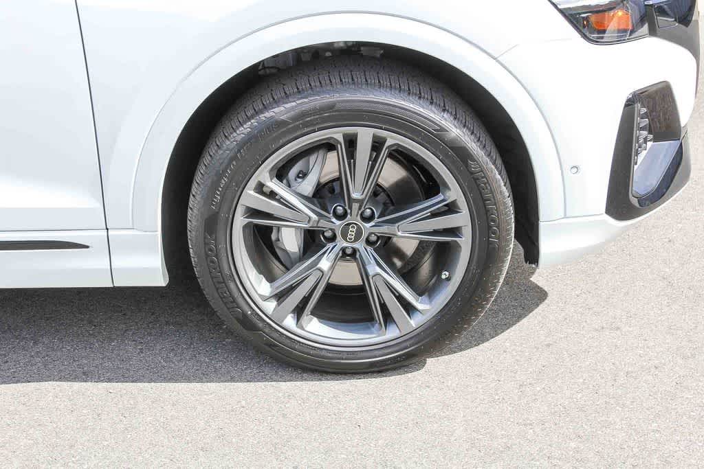 Thumbnail: 2026 Audi Q8 - 9