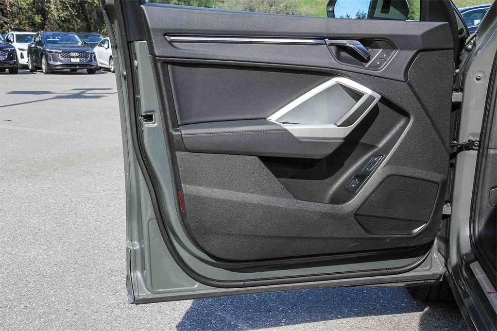 Thumbnail: 2025 Audi Q3 - 20