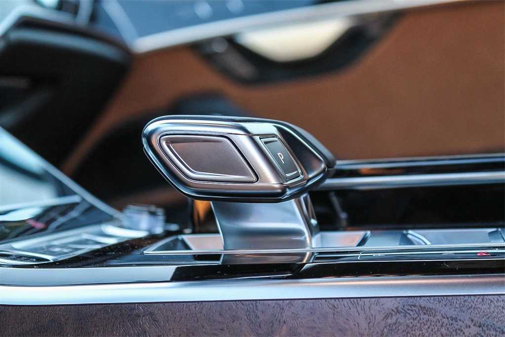 Thumbnail: 2025 Audi A8 - 25