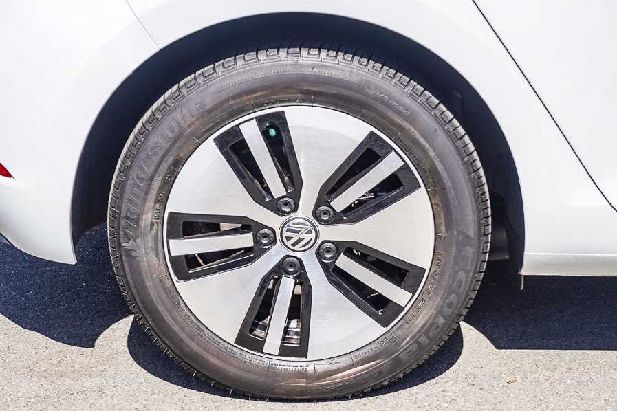 Thumbnail: 2019 Volkswagen e-Golf - 10