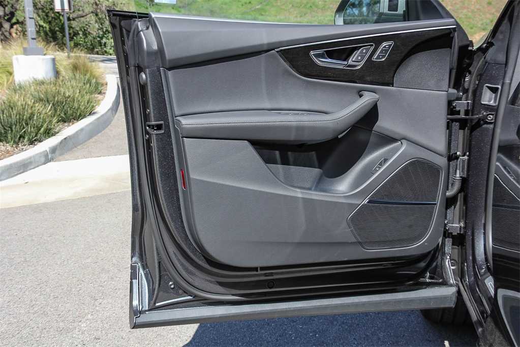 Thumbnail: 2026 Audi Q8 - 22