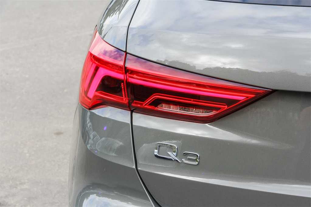 Thumbnail: 2021 Audi Q3 - 11