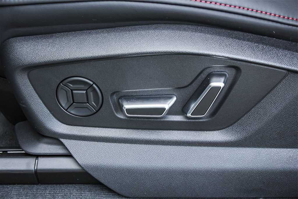 Thumbnail: 2026 Audi RS Q8 - 21